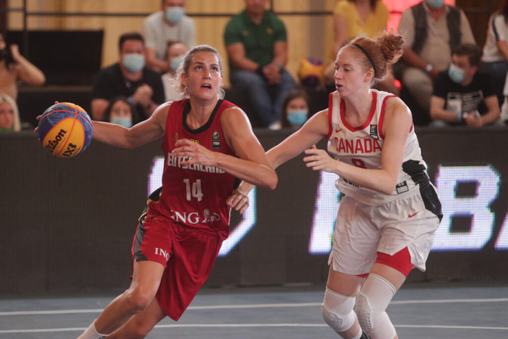 3x3-Nationalspielerin Sonja Greinacher auf dem Weg zum Korb beim Finalturnier der FIBA 3x3 Women's Series im Parlamentsgebäude in Bukarest.