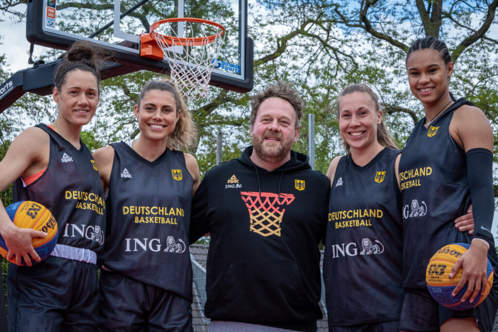 Die 3x3-Damen vor dem Olympischen Qualifikationsturnier in Graz im Mai 2021. Von links nach rechts: Stefanie Grigoleit, Theresa Simon, 34x3-Disziplinchef Matthias Weber, Svenja Brunckhorst und Satou Sabally.